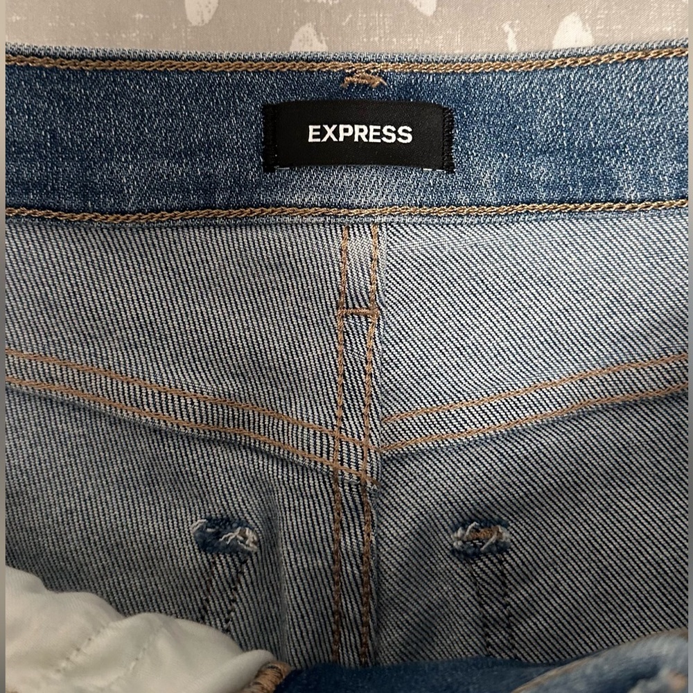 High Waisted Crossover Waistband
Ripped Skinny Jeans - Picture 5 of 6